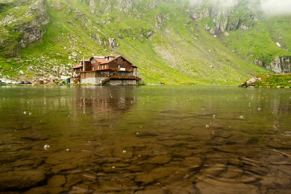 Chalet and Glacier Lake in Sibiu County in fog with reflection — Stock Photo, Image