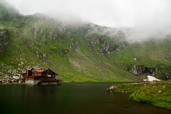 Chalet and Glacier Lake in Sibiu County in fog with reflection — Stock Photo, Image