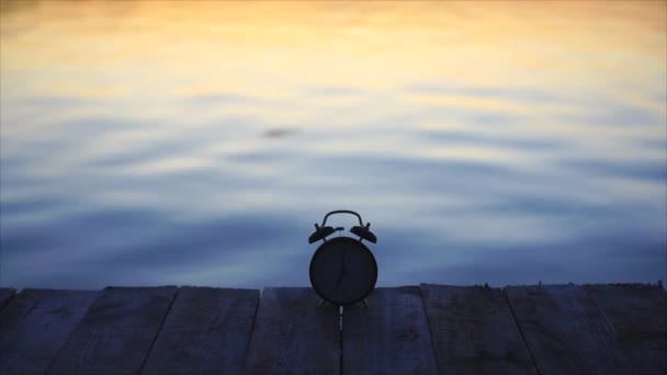 Silueta Reloj Despertador Peces Jugando Mar Fondo — Vídeos de Stock