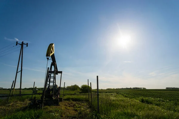 MACCHINA PER PULITORI DI OLIO CRANEA CON SOLE NEL TERRITORIO IN CONTRE JOUR — Foto Stock