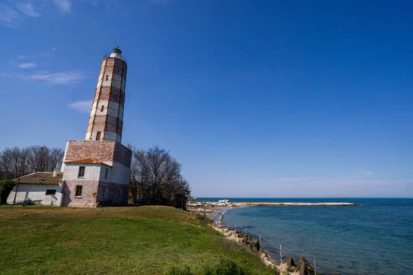 Великий маяк і море в ясний блакитний день — стокове фото