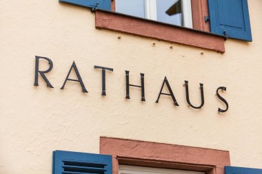 Almanya 'nın Seelbach kentindeki belediye binasının duvarına asılı olan Rathaus' tan bahseden metal dekoratif tabela.. 