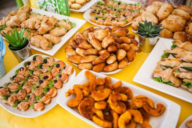 Tabaklarda doğum günü yemeği, ev yapımı sandviçler ve dekorasyonlar için açık büfe