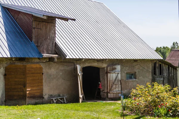 拉脱维亚 欧洲夏季的老旧农舍 带有木制元素 新鲜的草地 大木门农业建筑 — 图库照片