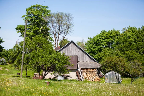 Vecchia Casa Colonica Con Elementi Legno Nella Campagna Della Lettonia — Foto Stock