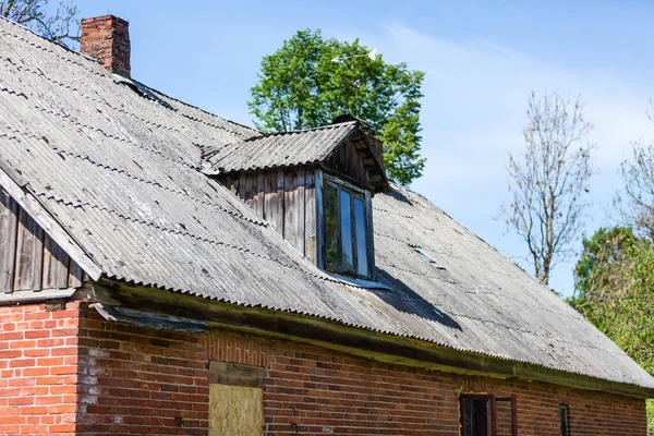 Altes Holzdach Mit Kleinem Fenster Und Schornstein Ländlichen Lettland Europa — Stockfoto