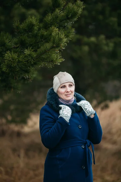 Portrait Une Européenne Lettone Mignonne Qui Paraît Heureuse Souriante Portant — Photo