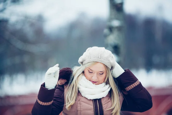 Удивительный Портрет Симпатичной Блондинки Европейской Латвийской Женщины Выглядящей Счастливой Зимой — стоковое фото