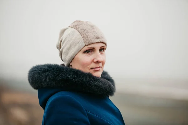 Sahte Kürk Koyu Mavi Ceket Başlık Takan Sevimli Avrupalı Letonyalı — Stok fotoğraf