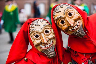 Narrenumzug adında bir maskeli balo festivali. Güney Almanya 'da Fasnacht adı verilen geleneksel bir Alman kutlaması döneminde düzenlenen bir karnaval. Olay her yıl olur. Almanlar için eski bir gelenektir. İnsanlar ürkütücü maskeler ve elbiseler giyer..