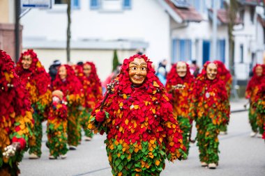 Narrenumzug adında bir maskeli balo festivali. Fasnacht, Almanya 'da yer alan bir karnavaldır. Olay her yıl olur. Almanlar için eski bir gelenektir. İnsanlar ürkütücü maskeler ve elbiseler giyer..