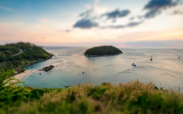 Cambio de inclinación del paisaje oceánico tropical con una pequeña isla —  Fotos de Stock