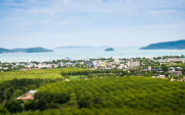 Tilt-shift på chalong bay view från mountain — Stockfoto