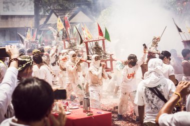 Phuket-Ekim 07: Taoizm katılımcıların t sokak bir alay
