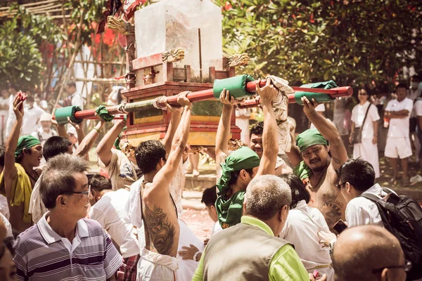 PHUKET- OCT 07 : Taoism participants in a street procession of t — Stock fotografie