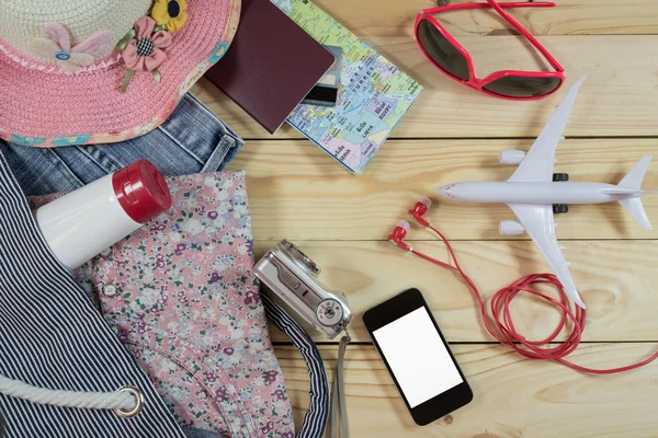 Concepto de viaje con accesorios y disfraces femeninos — Foto de Stock