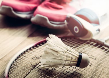 Raket spor ayakkabı ve su şişesi ile Servisi horoz kadar kapatın