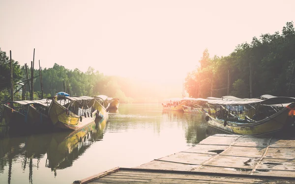 Mnoho lodí v přístavu — Stock fotografie