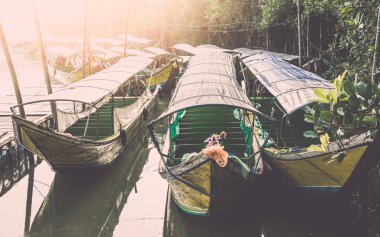 İskelede birçok long tail tekne