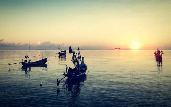 Bărci de pescuit plutind pe mare — Fotografie, imagine de stoc