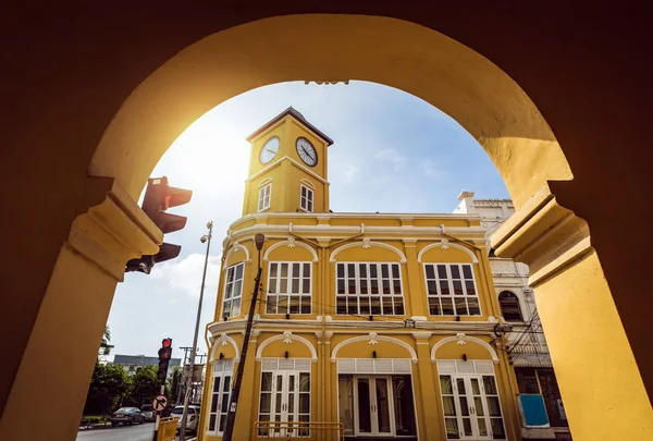 Torre de relógio chino-portuguesa na cidade velha de phuket, Tailândia Imagens Royalty-Free