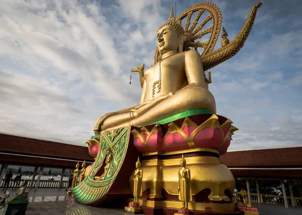 Koh Samui, Thailand - 24 Dec: Grote Boeddha in Wat Phra Yai in Koh — Stockfoto