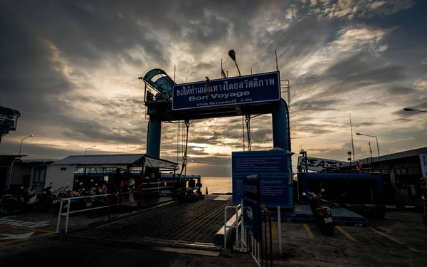 KOH SAMUI, THAILAND - DEC 24: Pelabuhan feri saat matahari terbenam di Koh S — Stok Foto