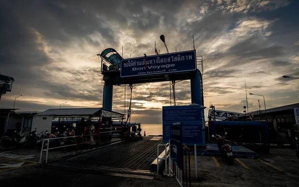 KOH SAMUI, TAILÂNDIA - DEC 24: Porto de balsa durante o pôr do sol em Koh S — Fotografia de Stock