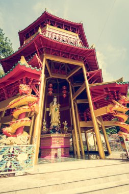 Çin stili pagoda kaplan mağara Tapınağı'nda. Krabi, Tayland