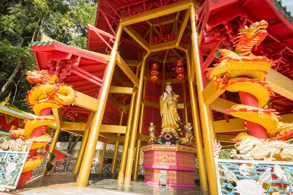 Kínai pagoda stílusú tigris barlang templom. Krabi, Thaiföld — Stock Fotó