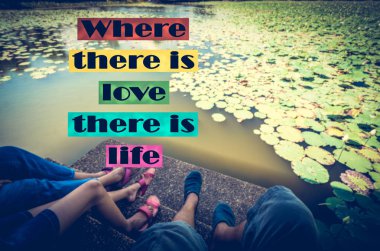 Doğal gölet ba oturan bir aile ilham alıntı