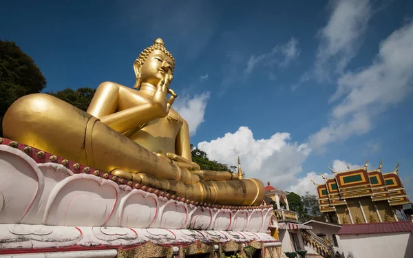 Giant Boeddha zittend op Rang Hill tempel in Phuket, Thailand — Stockfoto