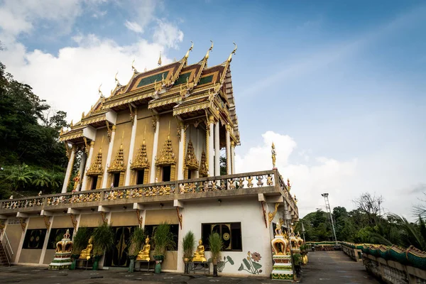 Буддийское святилище в храме Кхао Ран (Wat Khao Rang)  ) — стоковое фото