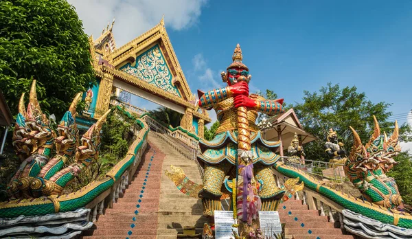 プーケット、タイの丘寺院 (ワット カオ鳴った) が鳴った — ストック写真