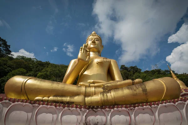 Giant Boeddha zittend op Rang Hill tempel in Phuket, Thailand — Stockfoto