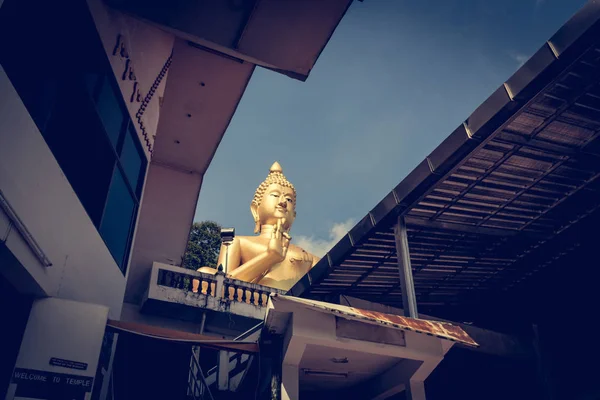 Giant Boeddha zittend op Rang Hill tempel in Phuket, Thailand — Stockfoto