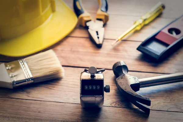 Ahşap tahta üzerinde inşaat araçları