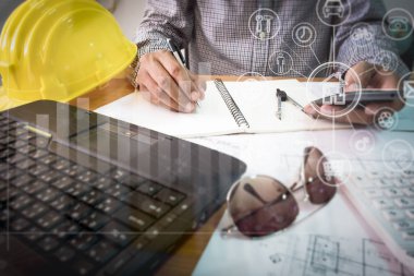 Ofiste çalışan bir mimar.