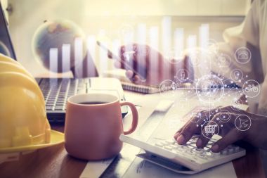 Mimar akıllı telefon Ofis Masası üzerinde tutan eller.