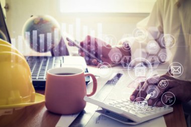 Mimar akıllı telefon Ofis Masası üzerinde tutan eller.