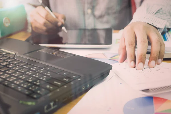 Zakenman die werken op de Tablet PC- en rekenmachine in office. — Stockfoto