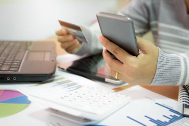 Cep telefonuyla online ödeme için kredi araba ile iş kadını