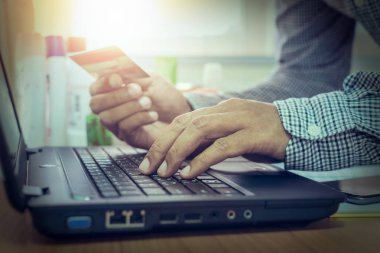 İşadamı dizüstü online ödeme için kredi kartı ile kullanma.