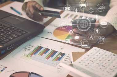 Cep telefonuyla online ödeme için kredi araba ile iş kadını