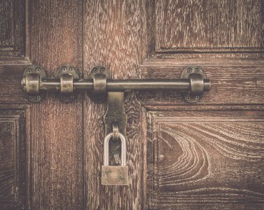 Eski ahşap kapı kilitli.