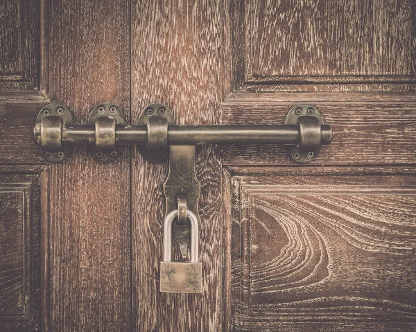 Vecchia porta di legno è chiusa . — Foto Stock