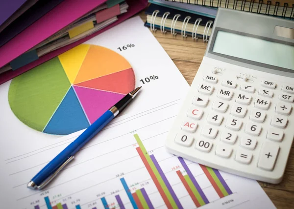 Finance graph with pen and calculator on table. — Stock Photo, Image
