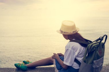 Denize ile ilgilenen sırt çantası ile şirin kız.