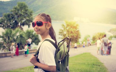 Promthep cape, sırt çantası ile şirin kız.