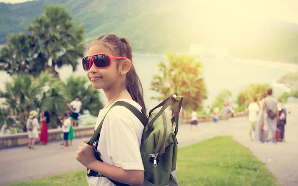 Promthep cape, sırt çantası ile şirin kız.